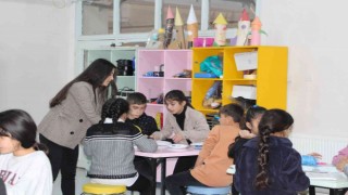 Uluderede atandığı köy okulunda öğrencilerin rol modeli olan Sinem öğretmen görev süresini uzattı