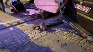 Ümraniyede eşini işe bırakırken kaza yaptı: 2 yaralı