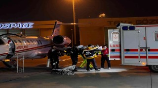 Umrede rahatsızlanan 2 Türk vatandaşı ambulans uçakla Türkiyeye getirildi