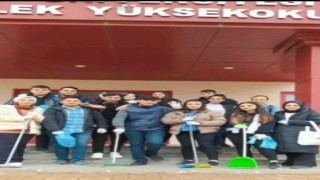 Üniversite öğrencileri kampüsü temizledi