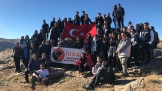Üniversite öğrencileri Küçük Sivri Tepesine tırmandı
