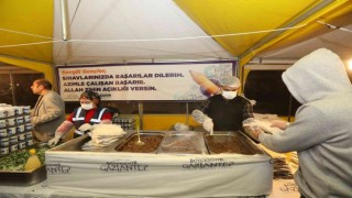 Üniversite öğrencilerine sınav döneminde yemek ikramı