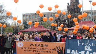 Uşakta turuncu balonlar kadınlar için bırakıldı