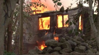 Üsküdarda alev alev yanan metruk bina çöktü, yangın vakıf binasına sıçradı