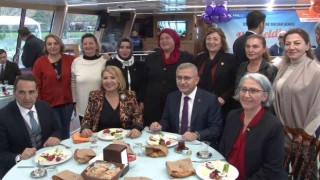 Üsküdarda kadın muhtarlar, kadına şiddete dur demek için mor ve turuncu balonları gökyüzüne bıraktı