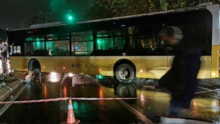 Üsküdarda kaygan yolda kontrolden çıkan İETT otobüsü direğe çarptı