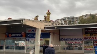 Üsküdarda şiddetli rüzgarda otobüs yazıhanenin çatısı uçtu