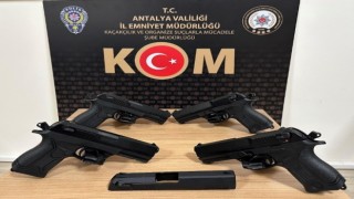 Uygulama noktasında durdurulan araçta 4 ruhsatsız tabanca bulundu