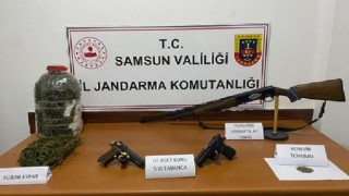Uyuşturucu dolu poşeti araçtan attılar ama yakalanmaktan kurtulamadılar