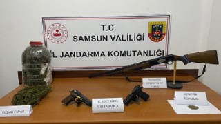 Uyuşturucu dolu poşeti araçtan attılar ama yakalanmaktan kurtulamadılar