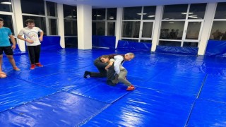 Vali, 9 yaşındaki sporcuyla güreşince ortaya ilginç görüntüler çıktı