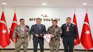Vali Çağatay, dereceye giren kick boksçu polisleri kabul etti