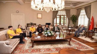Vali Karadeniz, dergi çıkarmaya hazırlanan öğrencilerin sorularını yanıtladı