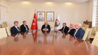 Vali Karadenizden hayırseverlere plaket
