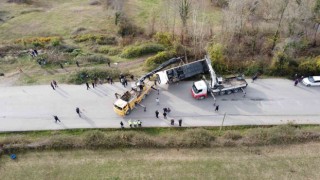 Vali otobüs kazasında yaralanan yolcuları hastanede ziyaret etti