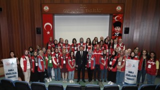 Vali Yılmazdan gönüllü gençlere: Küçüklerinize örnek olacaksınız