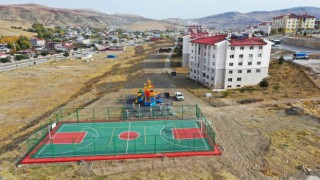 Van Büyükşehir Belediyesinden mahalle ve okullara spor sahası