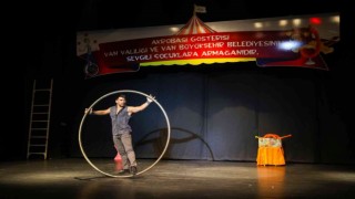 Vanda çocuklar için akrobasi gösterisi düzenlendi