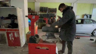 Vanda lastikçilerin kış mesaisi başladı