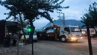 Vincin çarptığı park halindeki transit savruldu yayayı yaraladı