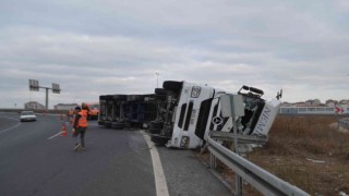 Virajı alamayan tır bariyerlere çarparak devrildi: 1 yaralı