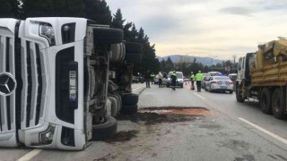 Virajı alamayan tır devrildi, trafik felç oldu