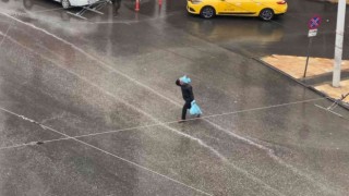 Yağmura hazırlıksız yakalanan vatandaşlar başlarına poşet geçirdi