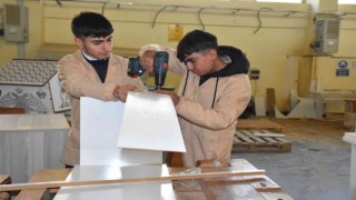 Yaralı halde bulunan puhu kuşuna öğrenciler sahip çıktı