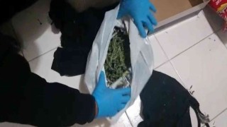 Yatağın altından uyuşturucu çıktı