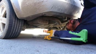 Yavru kediyi bulunduğu yerden çıkartmak kolay olmadı