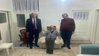 Yazar Hayati İnanç söyleşisine gelemeyen ALS hastasını evinde ziyaret etti
