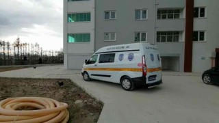 Yengesini bıçakladıktan sonra 3üncü kattan atladı