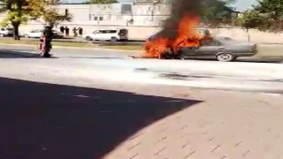 Yeni sahibine götürdüğü otomobil seyir halindeyken alev topuna döndü