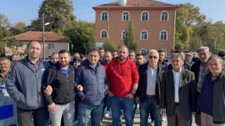 Yol bekleyen vatandaşlar iş makinelerinin önünü kesti