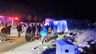 Yolcu otobüsü hafriyat kamyonuyla çarpıştı; 2si ağır 12 yaralı