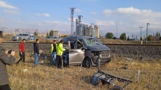 Yolcu treni minibüse çarptı: 2 yaralı
