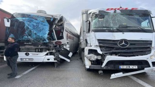 Yolculara çarpmamak için tırıyla bariyerlere çarptı