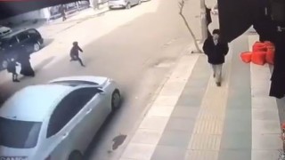 Yolun karşısına geçmek isteyen çocuğa araç çarptı, kaza anı güvenlik kamerasına yansıdı
