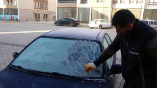 Yüksekovada havanın soğumasıyla araçların camları buz tuttu