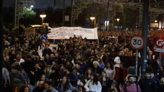 Yunanistanda 17 Kasım Öğrenci Direnişinin 49. yıl dönümünde yüzlerce kişi ABD Büyükelçiliğine yürüdü