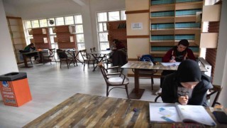 Yunusemrede kütüphaneler kitapseverlerin uğrak noktası oluyor