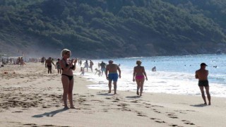 Yurtta soğuk hava etkili olurken Alanyada deniz keyfi yaptılar