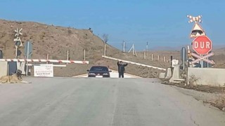 2 dakika treni beklemedi, canını hiçe saydı: Bariyeri kaldıramayınca arasından geçti