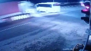 20 kişinin yaralandığı trafik kazası güvenlik kamerasına yansıdı