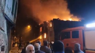 3 katlı metruk binada çıkan yangın geceyi aydınlattı