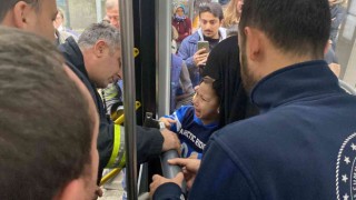 3 yaşındaki miniğin parmağı otobüsteki demir boruya sıkıştı