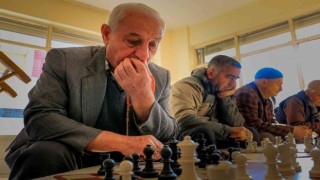 30 yıllık çayevinde satranç oyunu yaşlıların vazgeçilmezi oldu