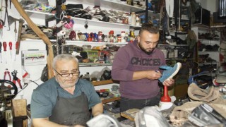 4 kuşak ata mesleği ayakkabıcılığı babası ile birlikte yapıyor