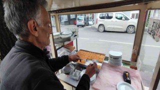 40 yıldır aynı yerde seyyar tezgah açıyor