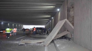 5 araçlı trafik kazasında tünelin beton blokları devrildi